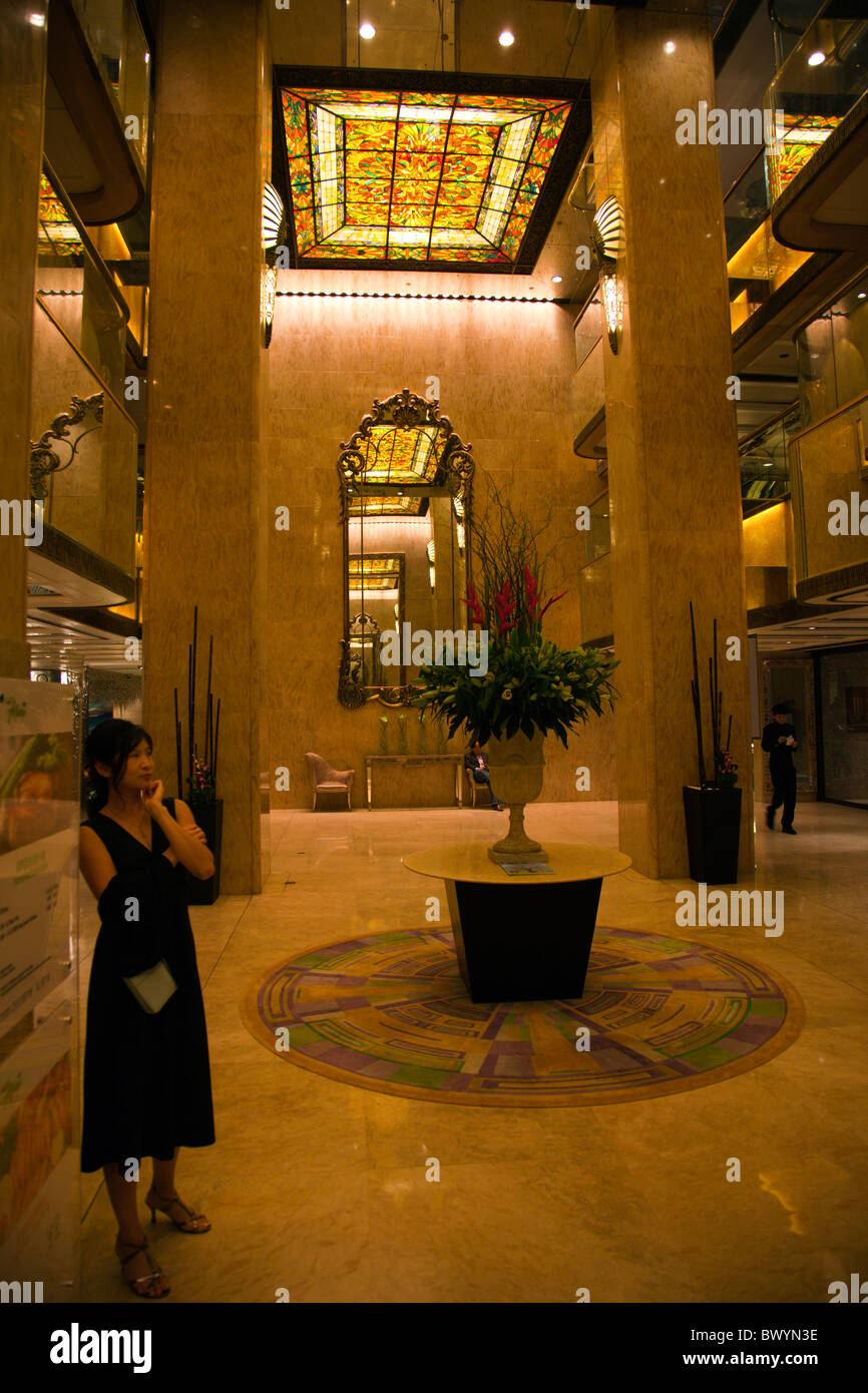 Interno del Regal Kowloon Hotel, Hong Kong, enormi specchi e vetri colorati  decorano l'ingresso principale Foto stock - Alamy