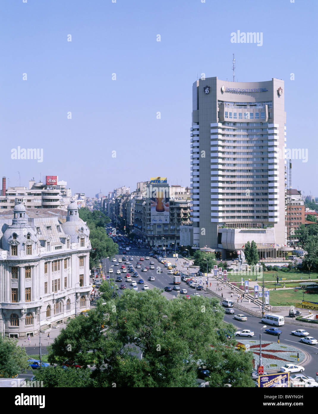 Bucarest blocco di appartamenti alto edificio hotel Intercontinental spinning top Piata Universitatii Romania Foto Stock