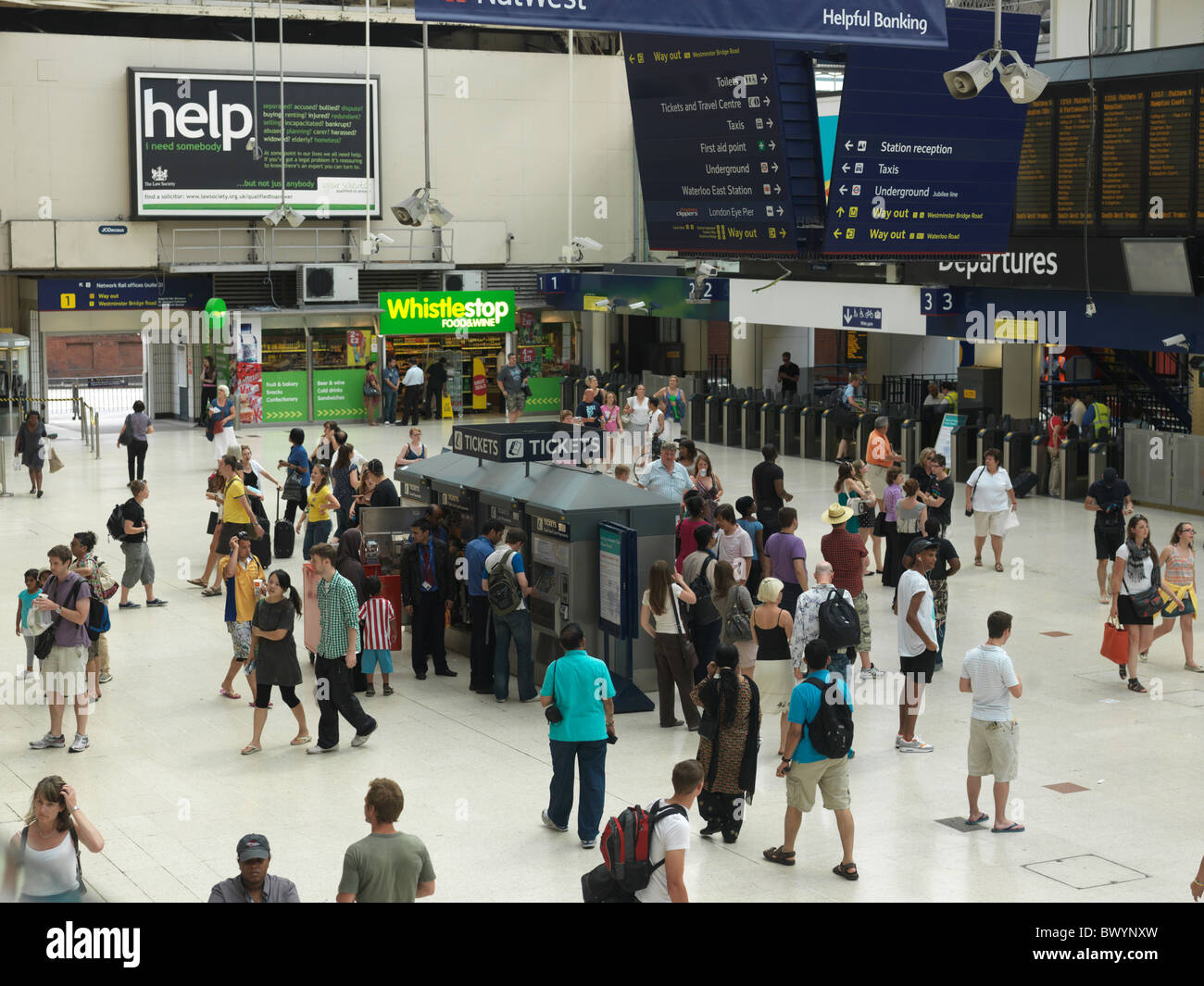 Londra Inghilterra persone che acquistano biglietti presso la stazione ferroviaria di Waterloo Foto Stock