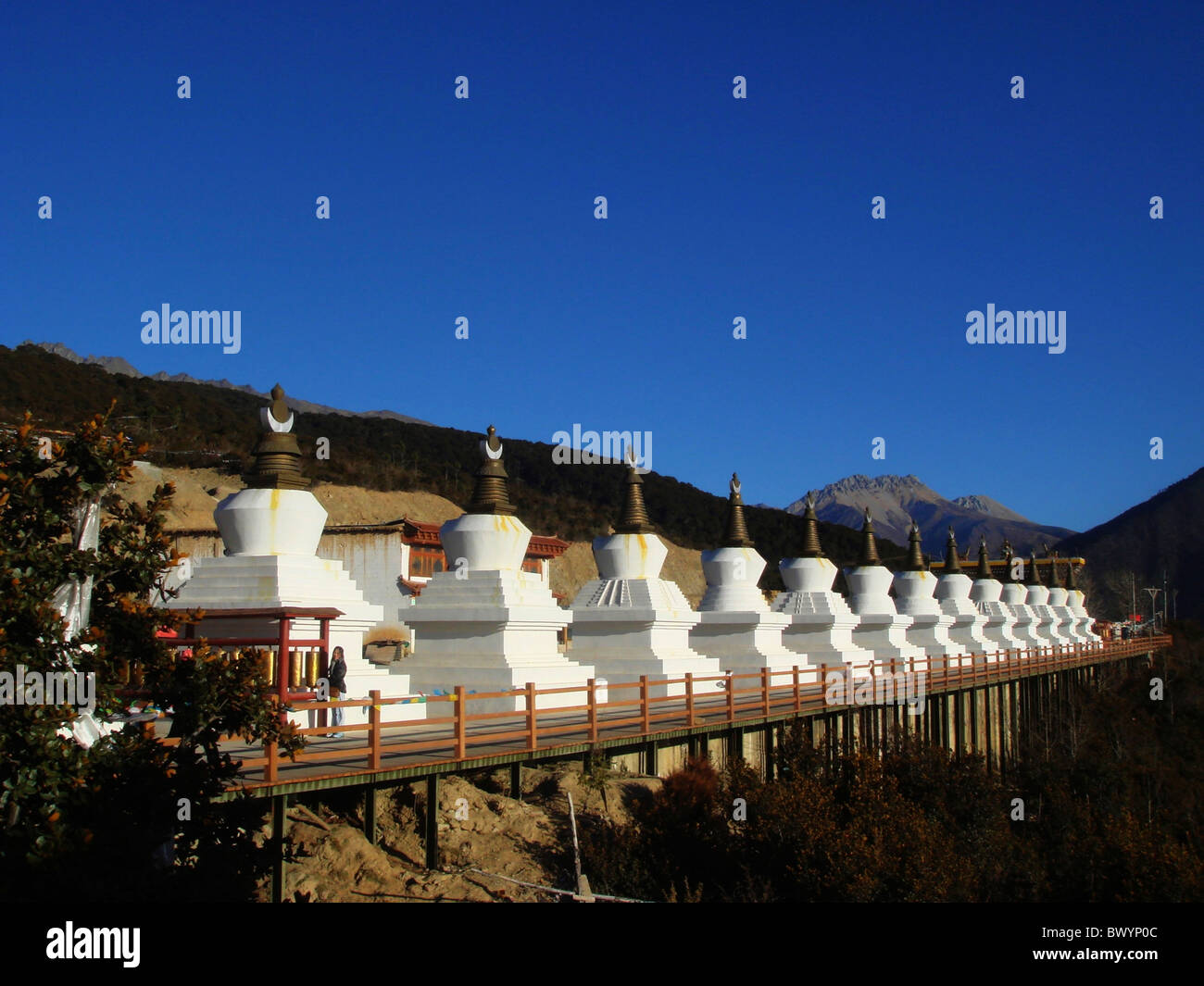 13 nn. di stupa in rappresentanza di 13 picchi di Meili Snow Mountain, DiQing tibetano prefettura autonoma, nella provincia dello Yunnan in Cina Foto Stock