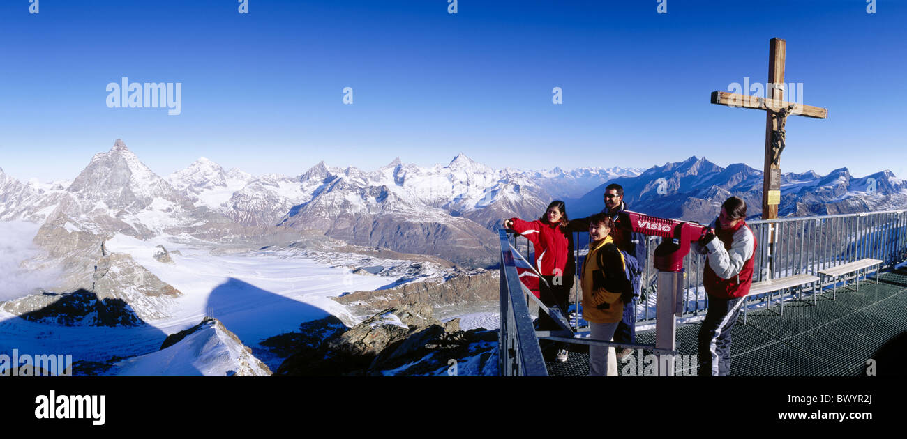 Alpine montagne delle Alpi gruppo telescopio nel cantone del Vallese piccola croce sul cervino matterhorn landmark mountain S Foto Stock