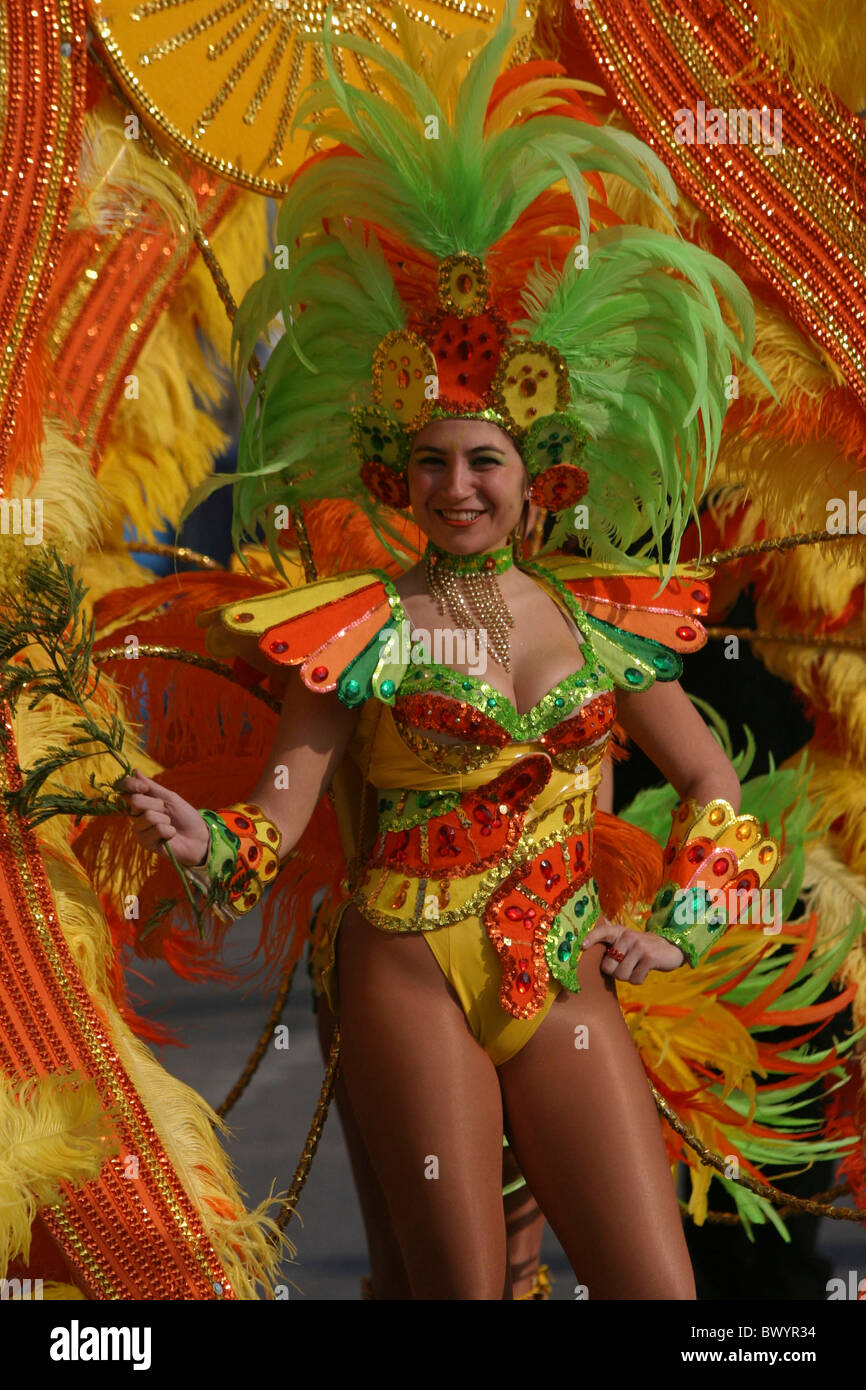 Costume di Carnevale ballerina Francia Europa diversi colori spostare bella  donna di rilocazione Foto stock - Alamy