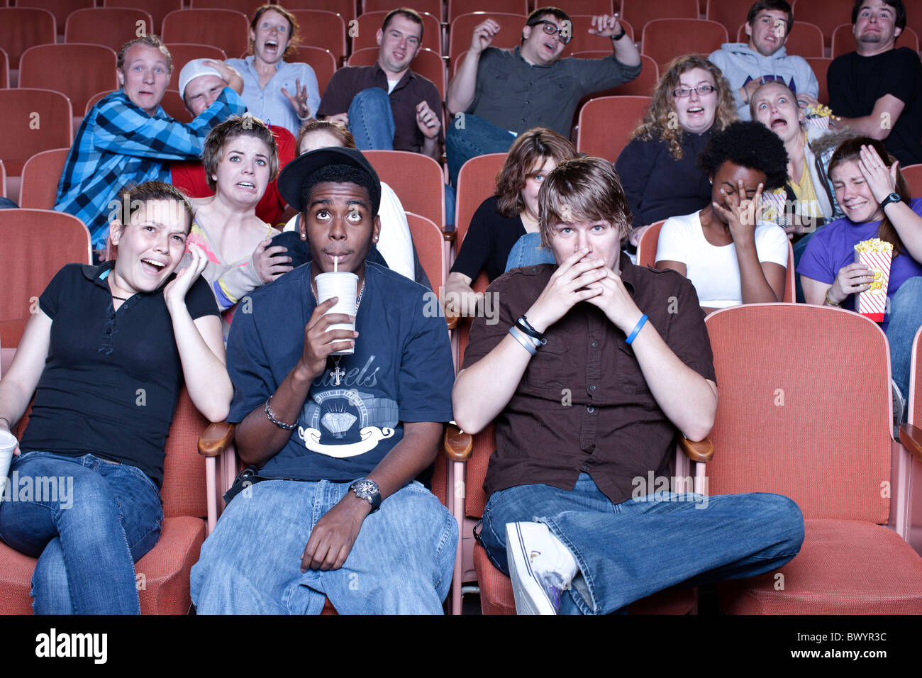 Amici guardando film in teatro Foto Stock