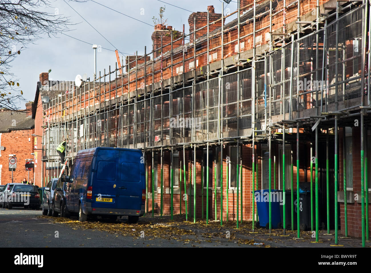 Ristrutturazione di esterni di case a schiera in maggiore Broughton, ( H M programma di rinnovo) Salford, Greater Manchester, Regno Unito Foto Stock