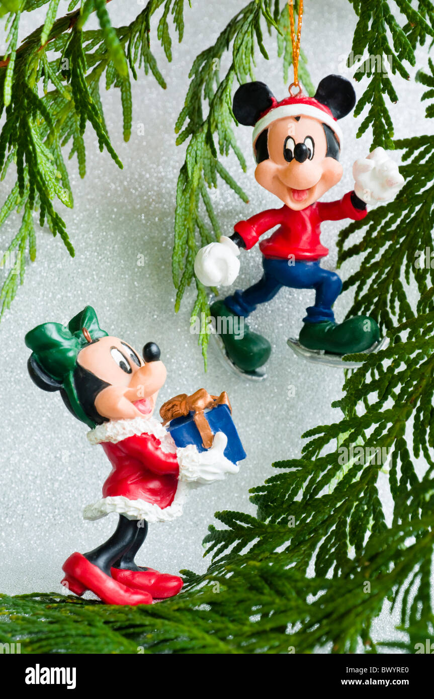 Decorazioni Natalizie Disney.Minnie Mouse Offre Un Presente Di Mickey Mouse Disney Stile Decorazioni Di Natale Con Un Nevoso Inverno Sfondo Foto Stock Alamy
