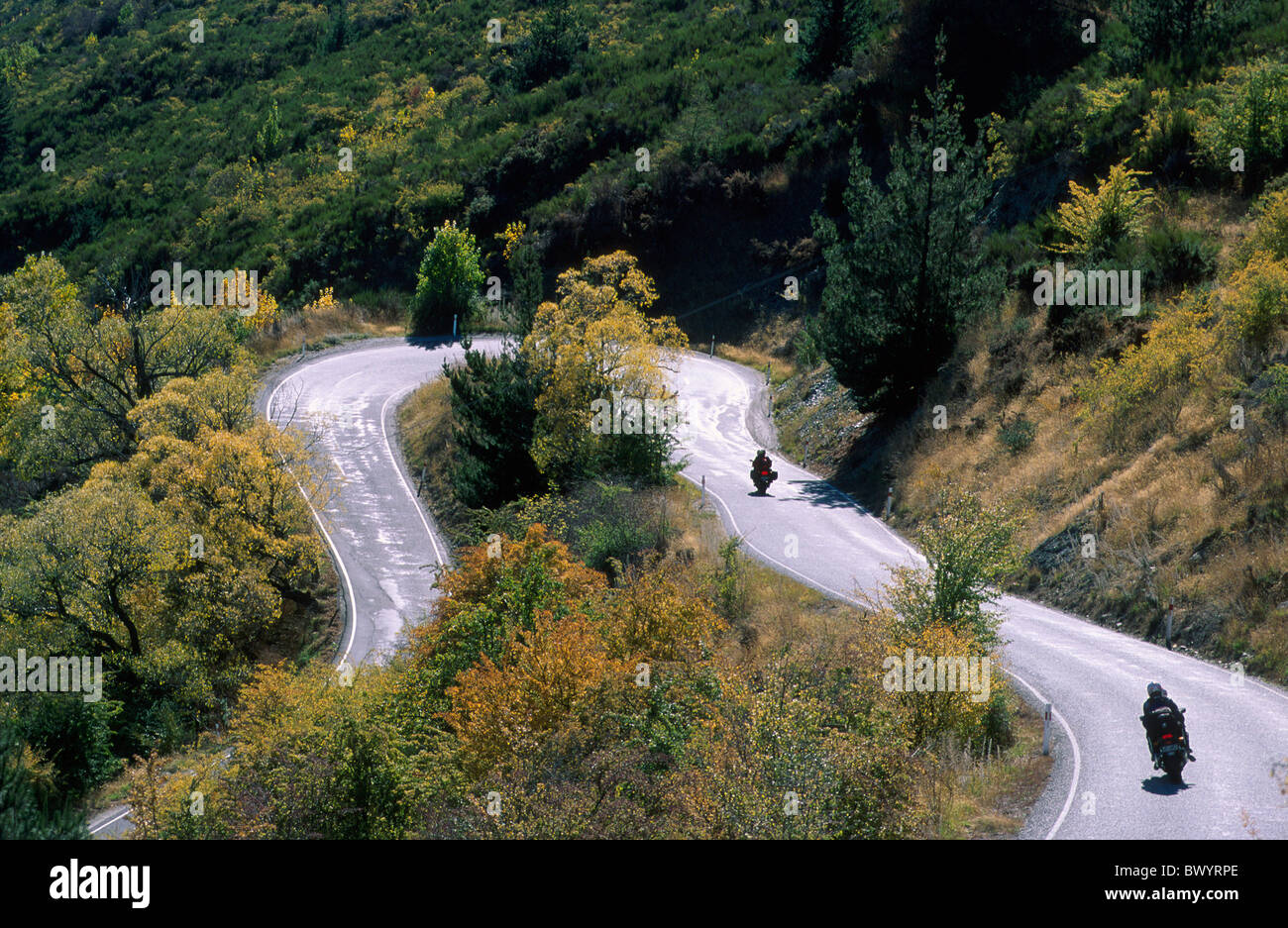 Corona al rango di curve motocicletta Motocicletta motociclista mountain pass Nuova Zelanda vicino a Arrowtown isola del sud Foto Stock