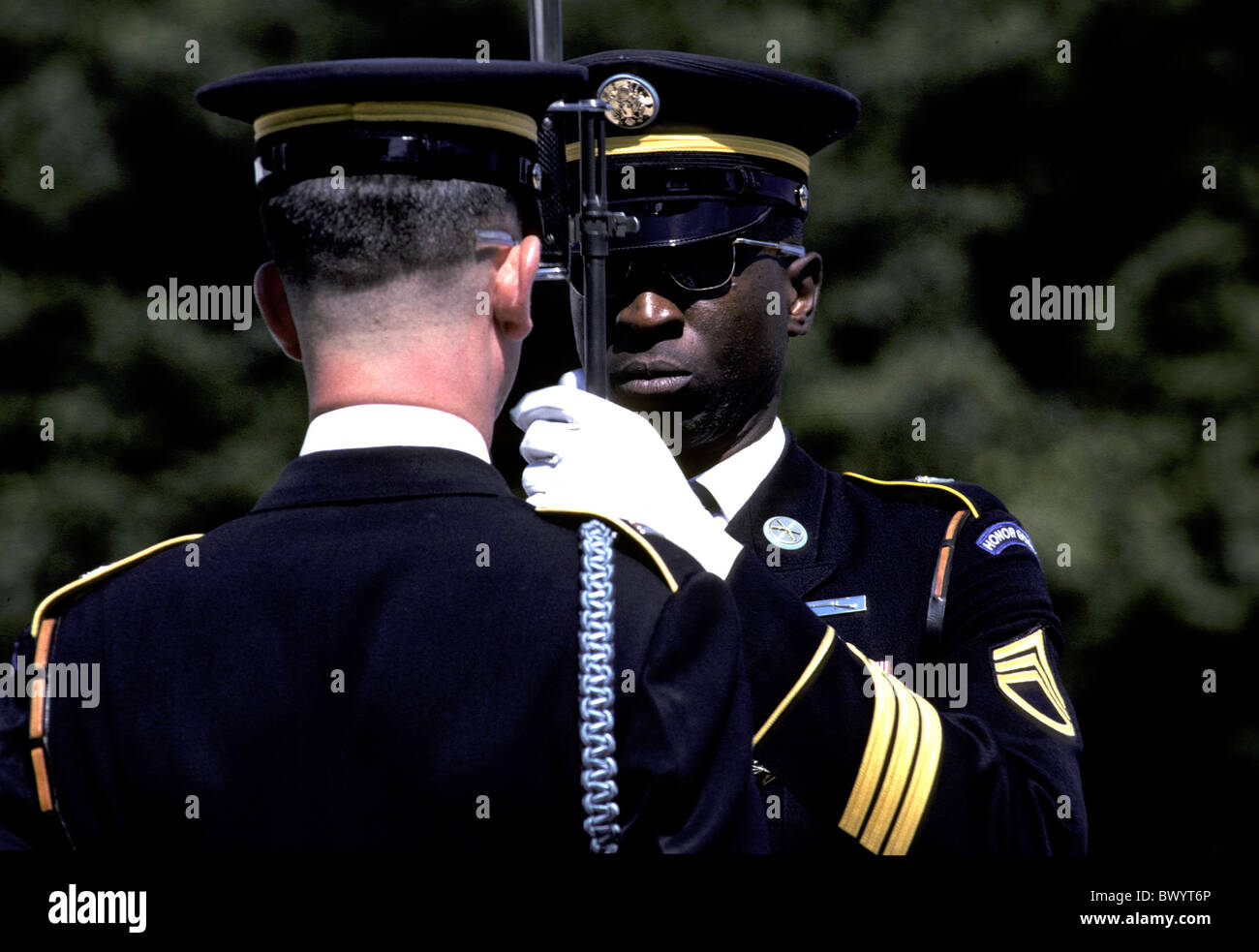 Arlington esercito nazionale cerimonia del cimitero di Distretto di Columbia Guardia d'onore la tomba del Soldato sconosciuto due soldi Foto Stock
