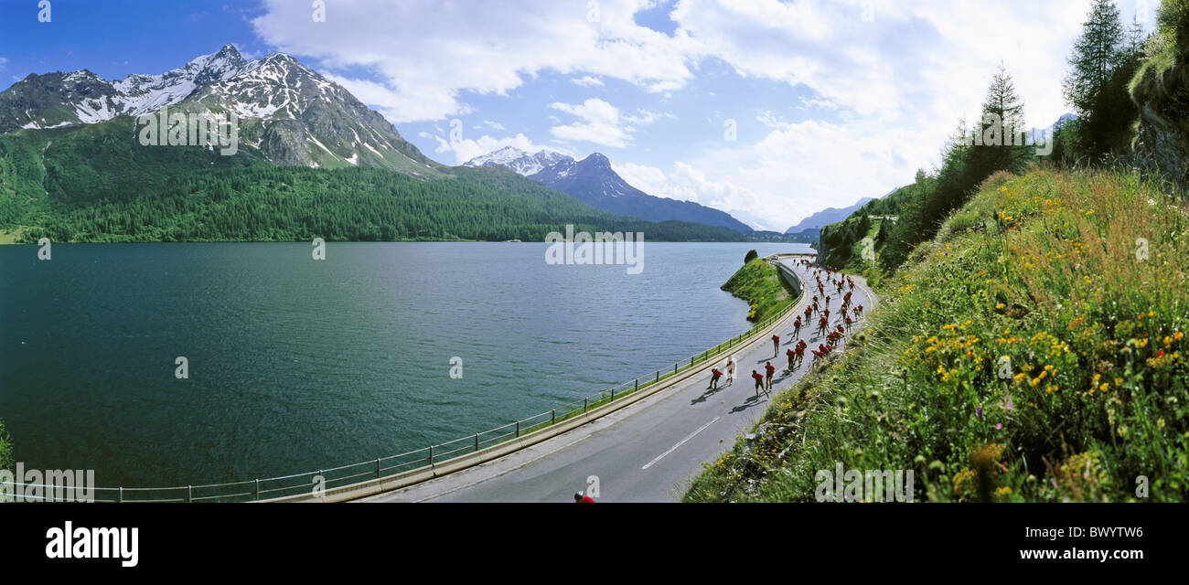 Alpine montagne delle Alpi Inline Skating Marathon canton Grigioni Grigioni Svizzera Europa nessun modello di rilascio Foto Stock