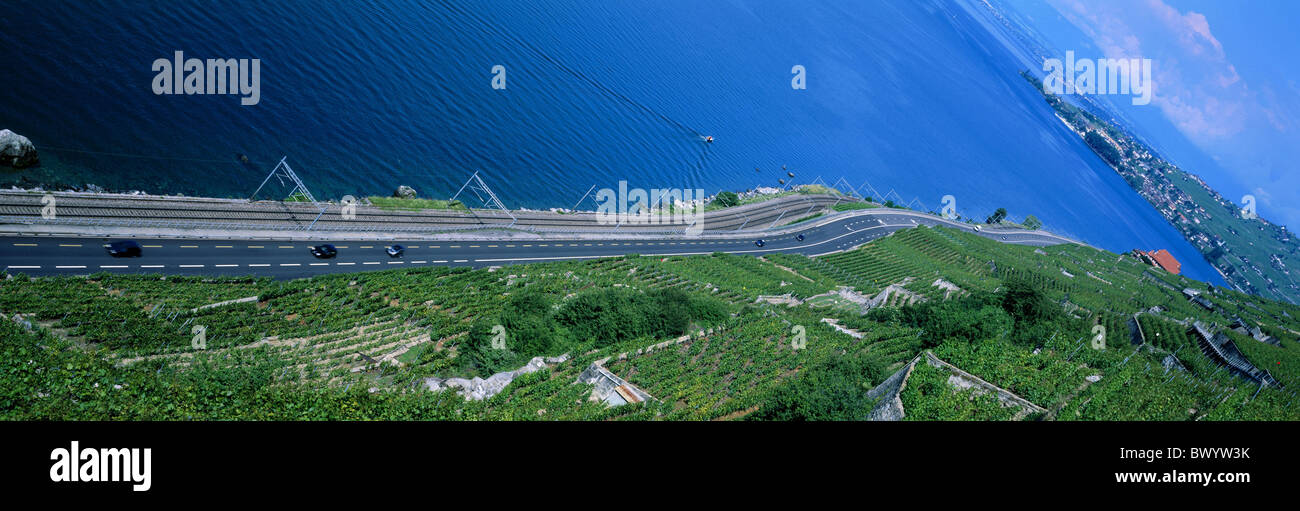 Stazione ferroviaria Lago di Ginevra paese strada Lago di Ginevra Lac Leman panorama vigneti rotaie Switzerlan Foto Stock