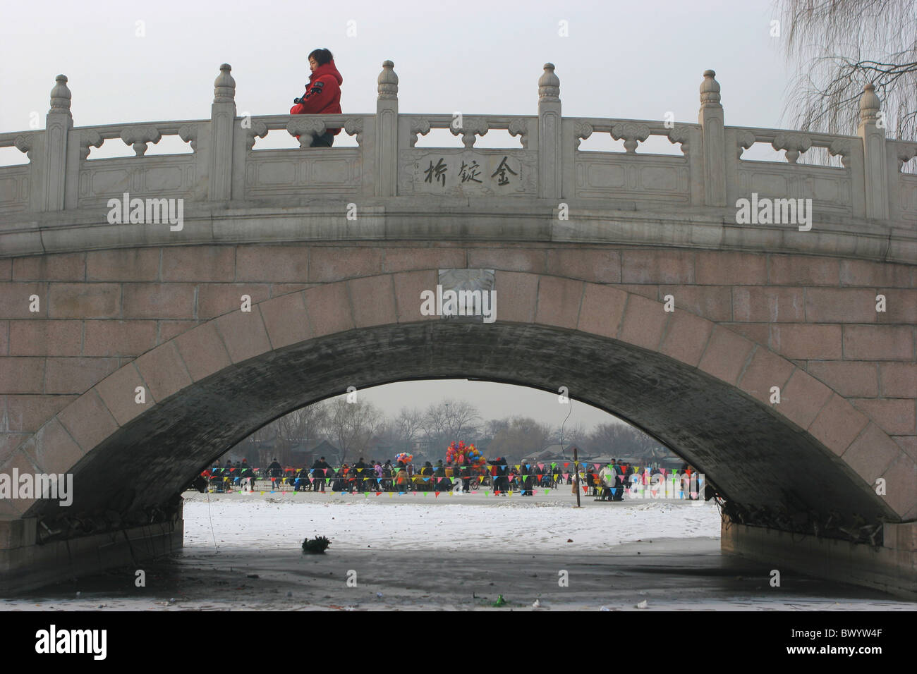 Jinding ponte in inverno, l'Houhai area bar, Pechino, Cina Foto Stock