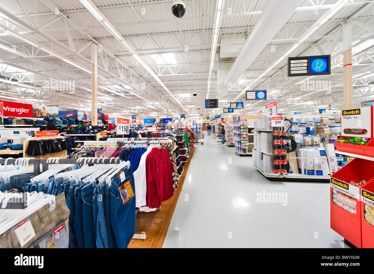 Interno di un Walmart Supercenter, Haines City Central Florida, Stati Uniti d'America Foto Stock