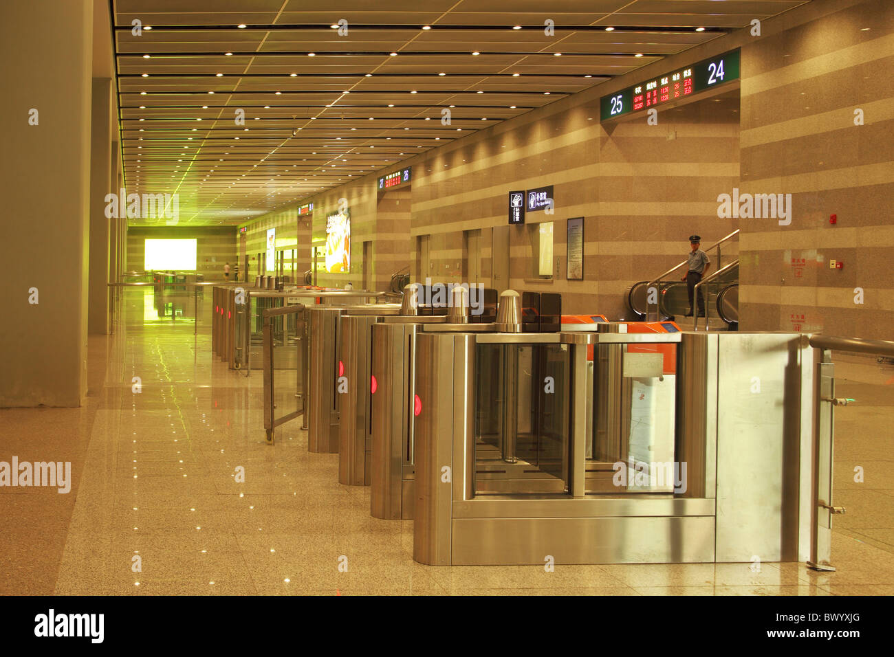 Ingresso automatico, Shanghai Hongqiao stazione ferroviaria, Shanghai, Cina Foto Stock