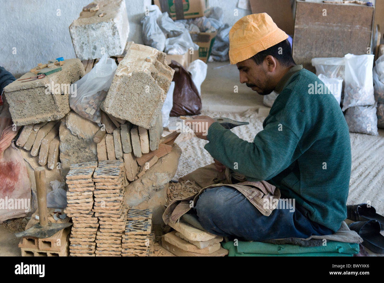 Fabbrica di ceramiche di Fez, Marocco. Lavoratore Foto Stock