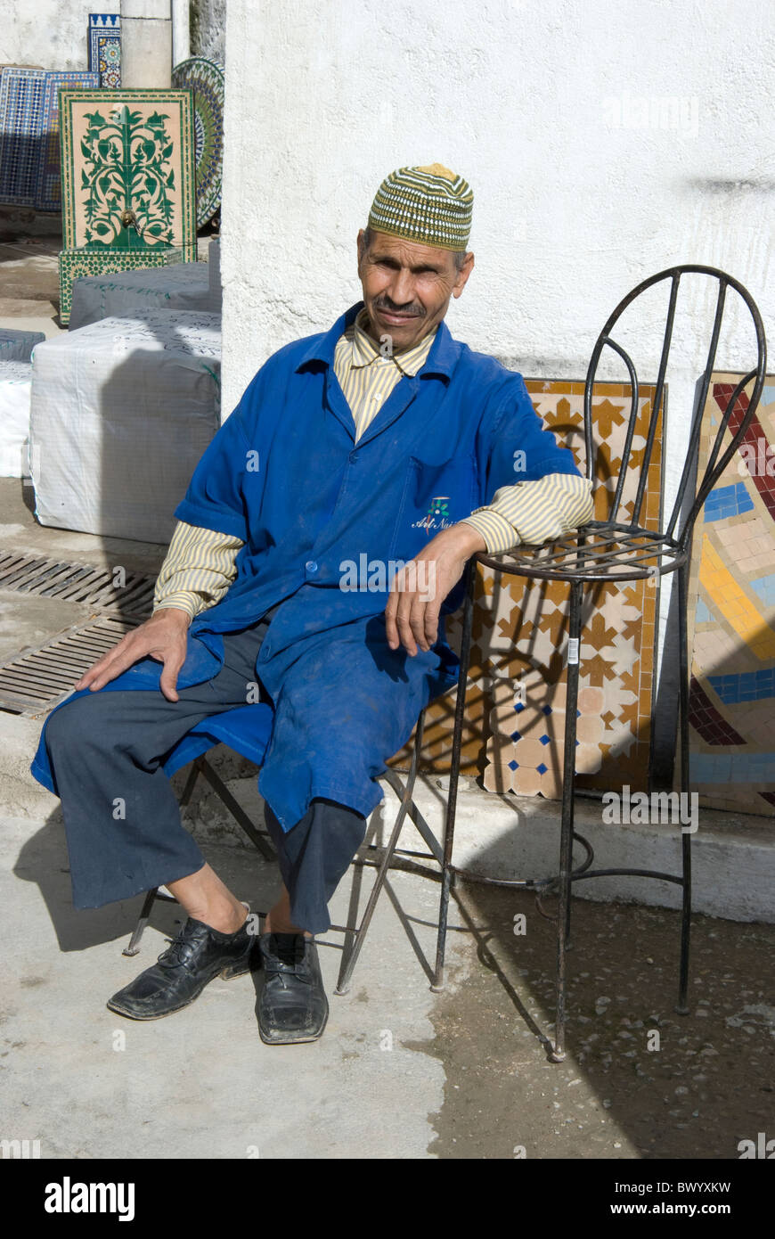Fabbrica di ceramiche di Fez, Marocco. Lavoratore avente un resto. Foto Stock