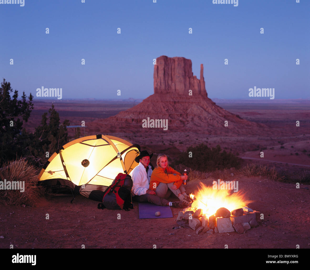 Tende camp campfire monument valley di notte coppia giovane adolescente romantica USA America Nord America t Foto Stock
