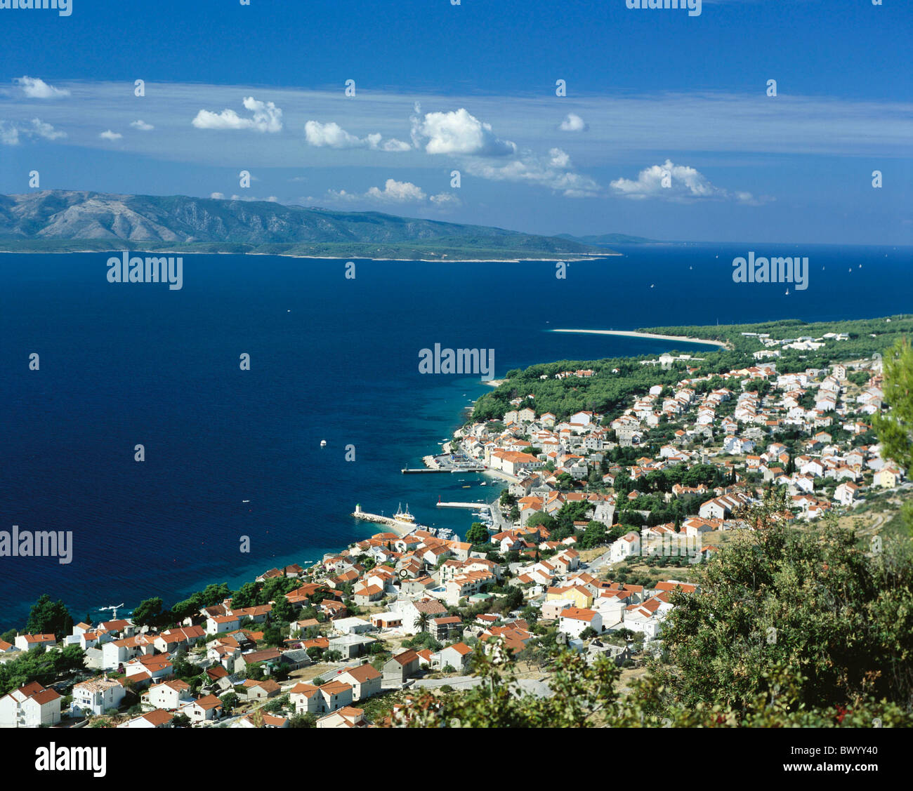 Bol Dalmazia villaggio porto isola isola di Brac Croazia costa scenario città sul mare panoramica della città Foto Stock