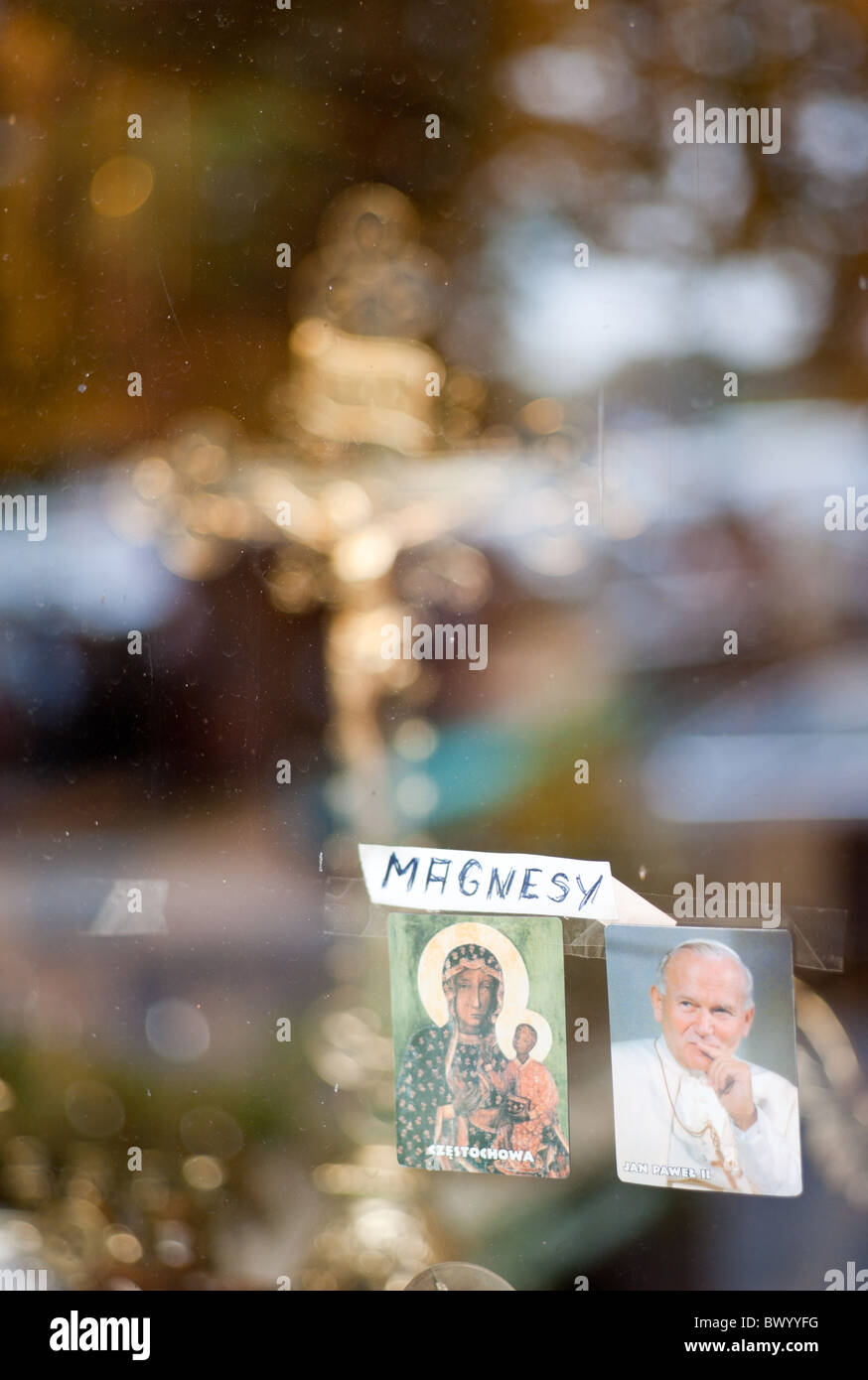 Una finestra di un negozio che vende articoli devozionali, Czestochowa, Polonia Foto Stock