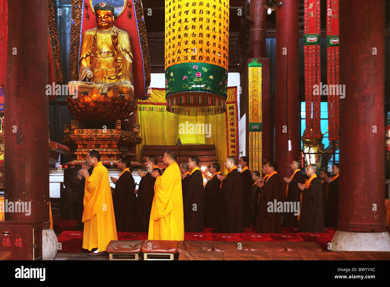 I monaci di eseguire un rituale religioso, Qiyuan tempio, Monte Jiuhua, Qingyang, provincia di Anhui, Cina Foto Stock