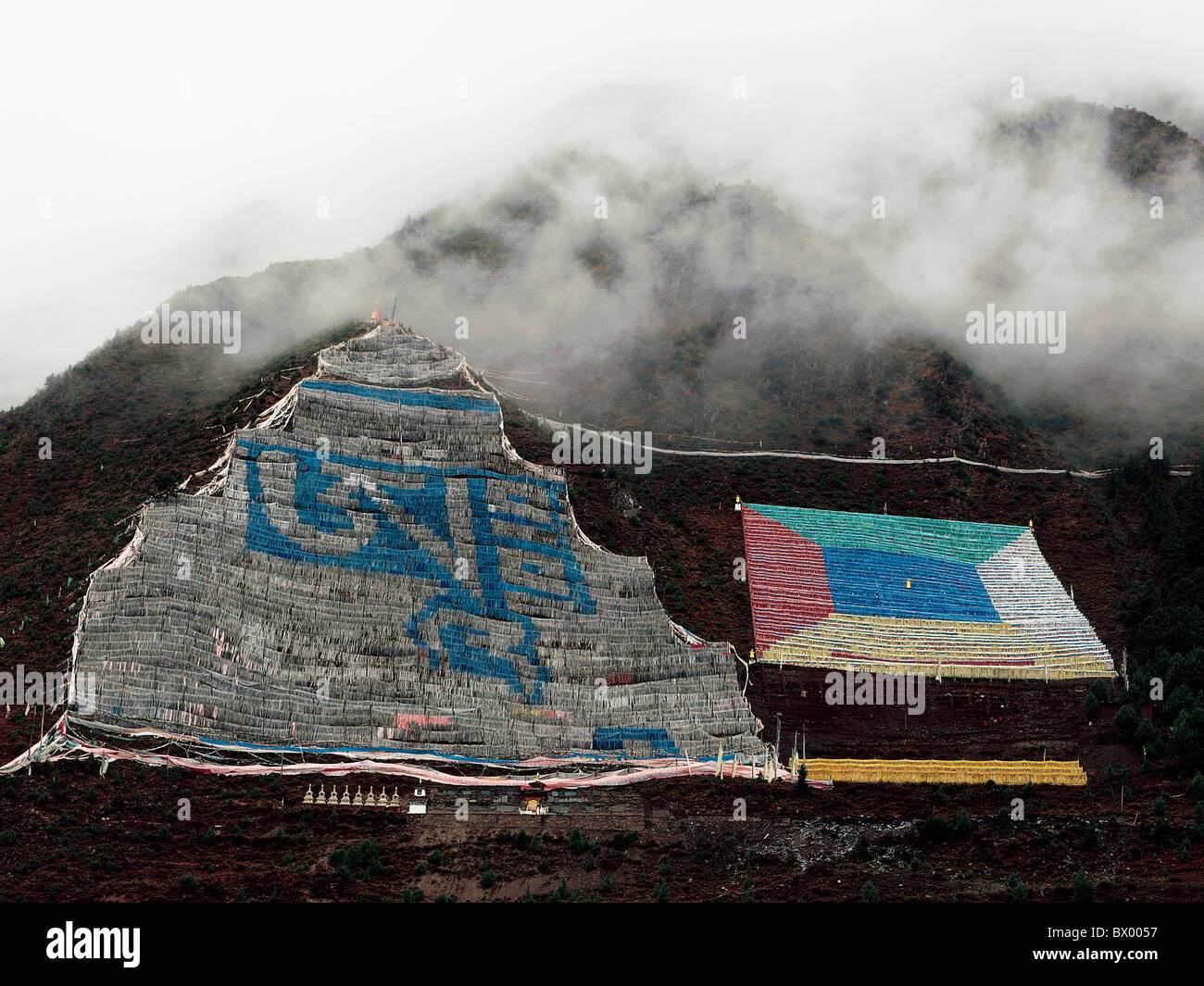 Bandiere di preghiera forma drammatica pattern sul pendio della montagna, Tagong prateria, DiQing, nella provincia dello Yunnan in Cina Foto Stock