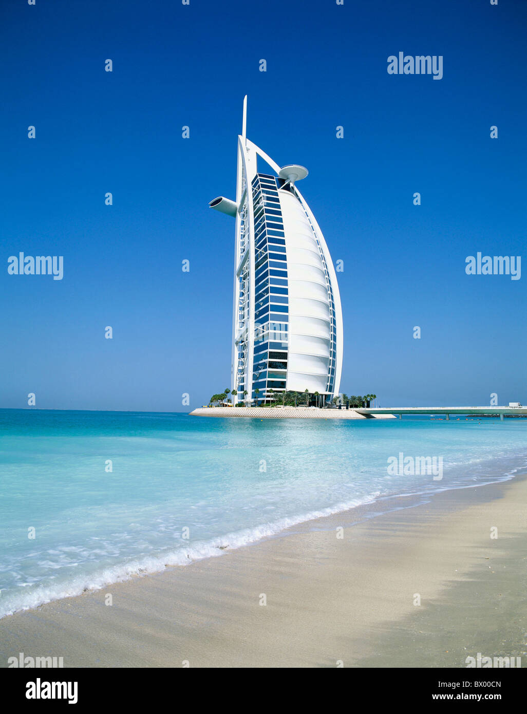 Architettura Burj Al Arab blocco di appartamenti alto edificio hotel costa del mare di lusso moderno vela est beac Foto Stock
