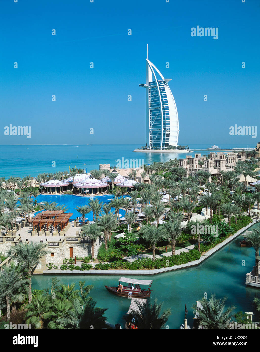 Regime di architettura di contenitori di Burj Al Arab giardino blocco di appartamenti alto edificio costa hotel lux Foto Stock