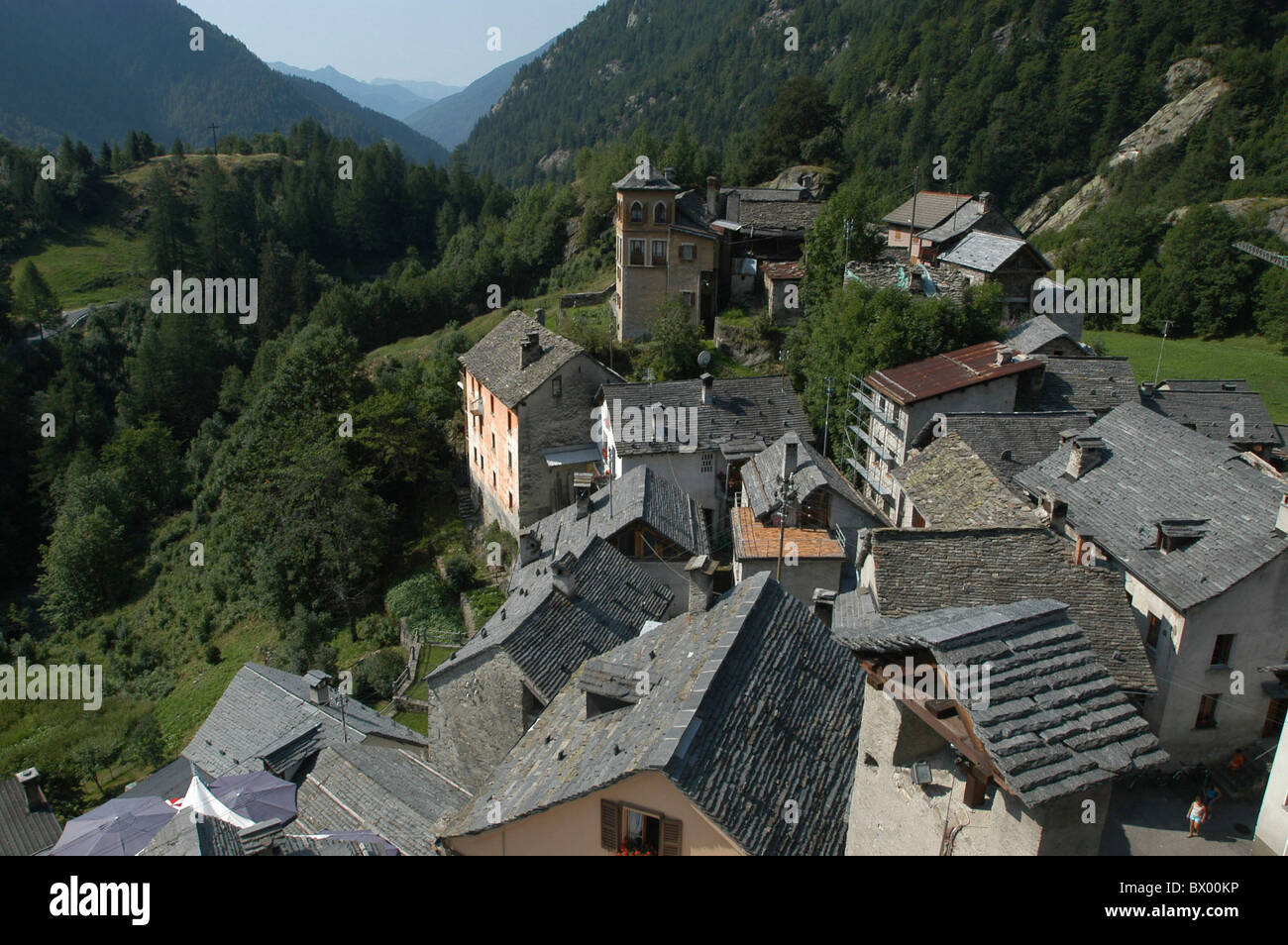 Il Canton Ticino Fusio case case di villaggio di montagna montagne delle Alpi panoramica Europa tetti case di pietra stone Foto Stock
