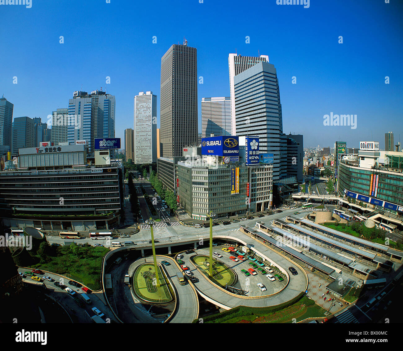 Fisheye giappone asia quartiere di Shinjuku strade dello skyline di Tokyo Westside grattacielo blocco di appartamenti di alto livello B Foto Stock