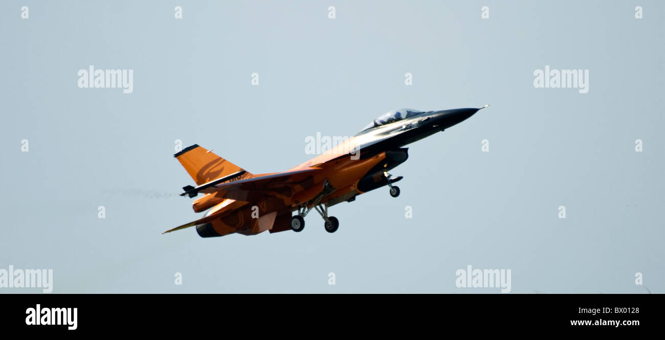 Dutch F16una arrampicata attraverso aria sottocarro di volo ruote dentate verso il basso Foto Stock