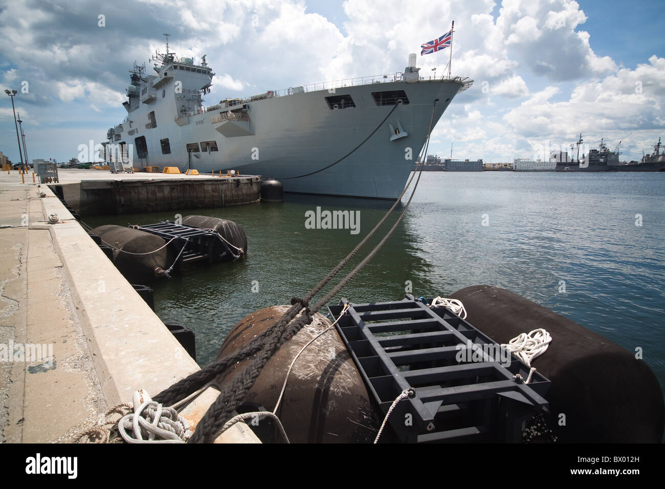 Fotografia di HMS OCEAN accanto a Mayport Base Navale, Florida. Foto Stock