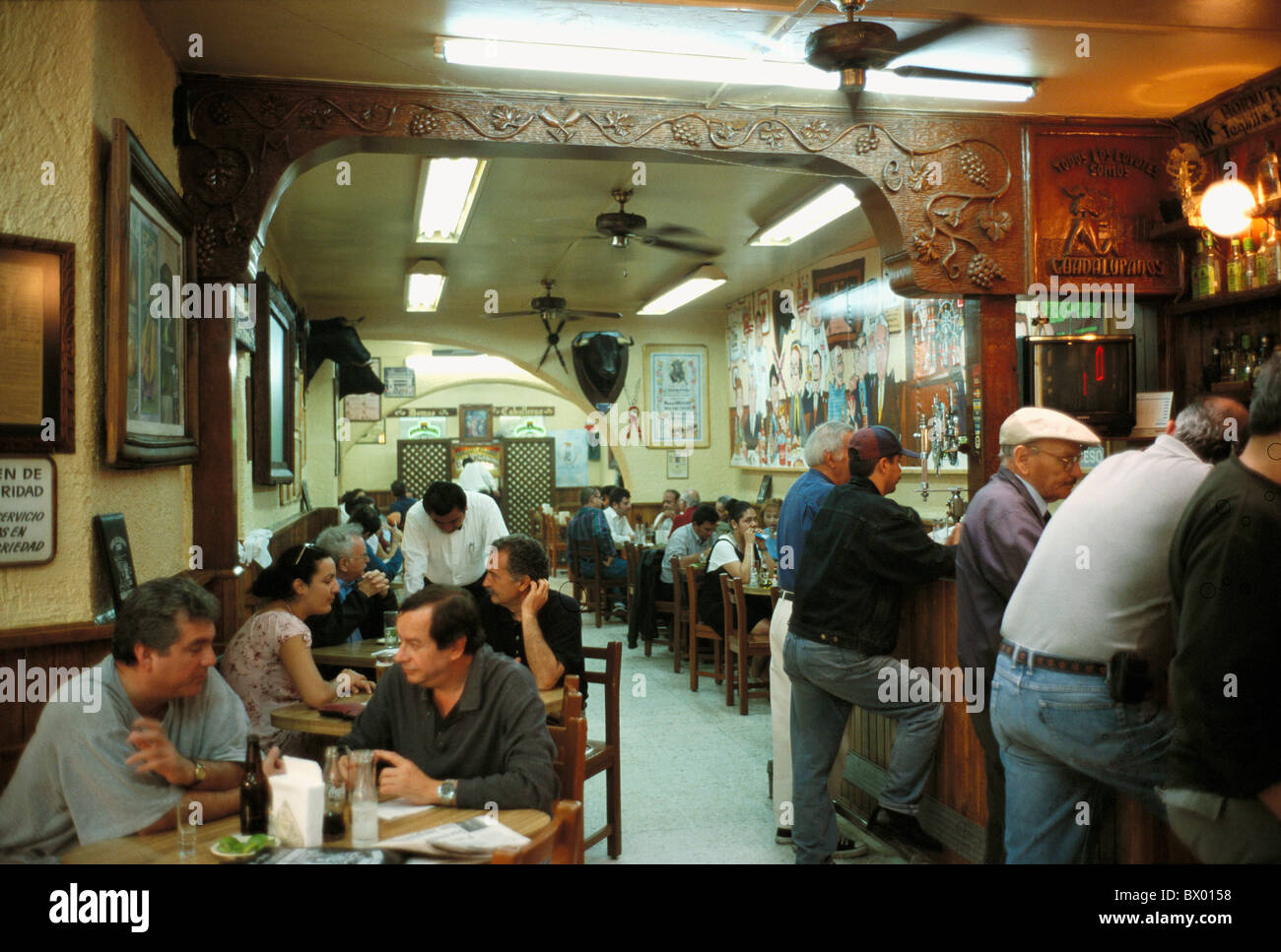 Uscita cafe bar gli ospiti Ristorazione aziendale scambi all'interno di bar persona città del Messico Messico america centrale a Latina Foto Stock