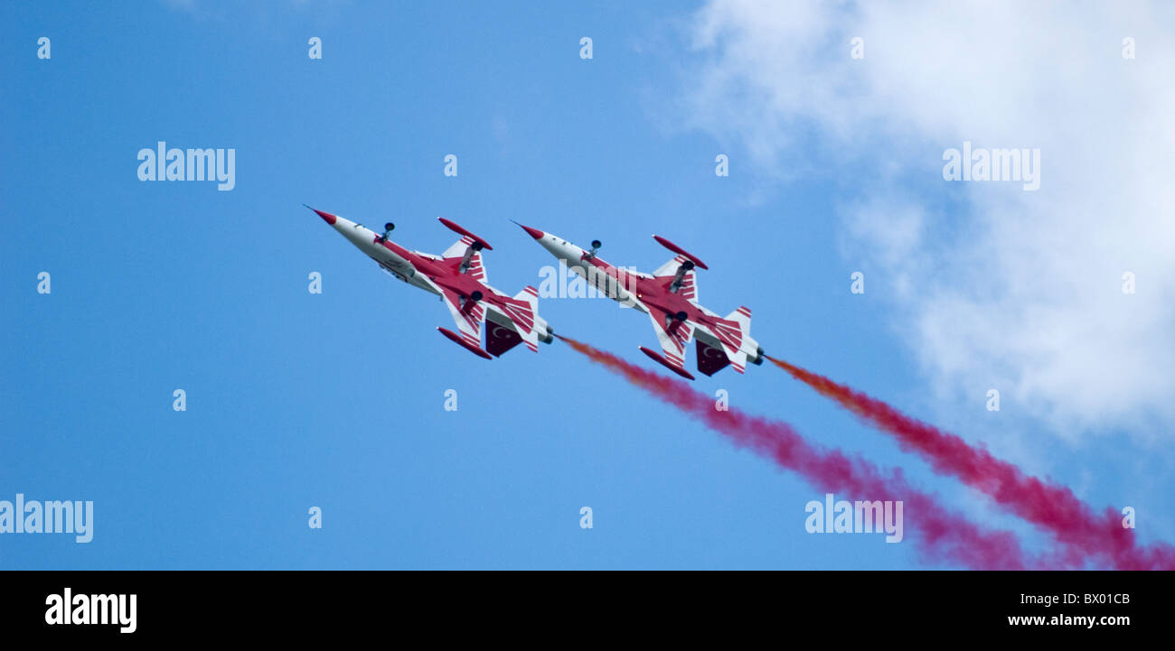 Due coppie di stelle turco Northrop NF-5 Team formazione invertito da destra a sinistra in alto Foto Stock