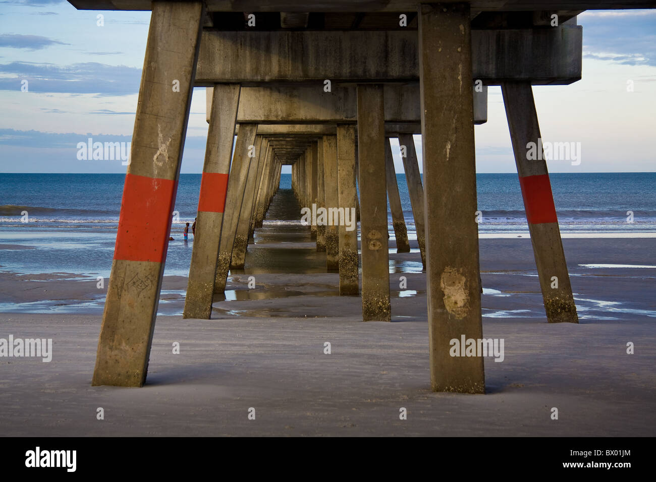 Fotografia del lato inferiore del molo a Jacksonville Beach, Florida. Foto Stock