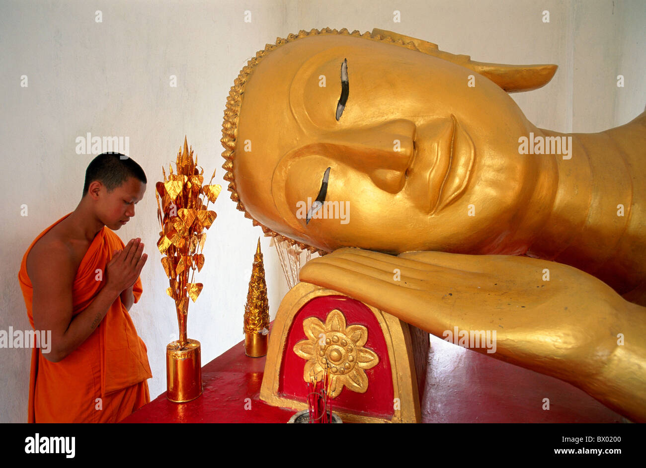 Il Buddha sdraiato Laos Asia Luang Prabang modello rilasciato monaco Monch panorama formato ritratto UNESCO World cu Foto Stock