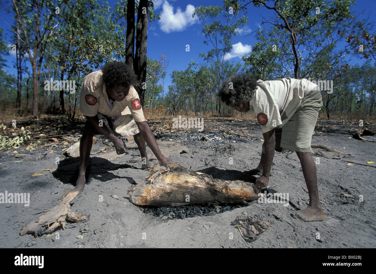 Australia Barbeque Barbi Manyallaluk Aboriginal Cultural Tours Nord del territorio le donne aborigene fire cibo Foto Stock
