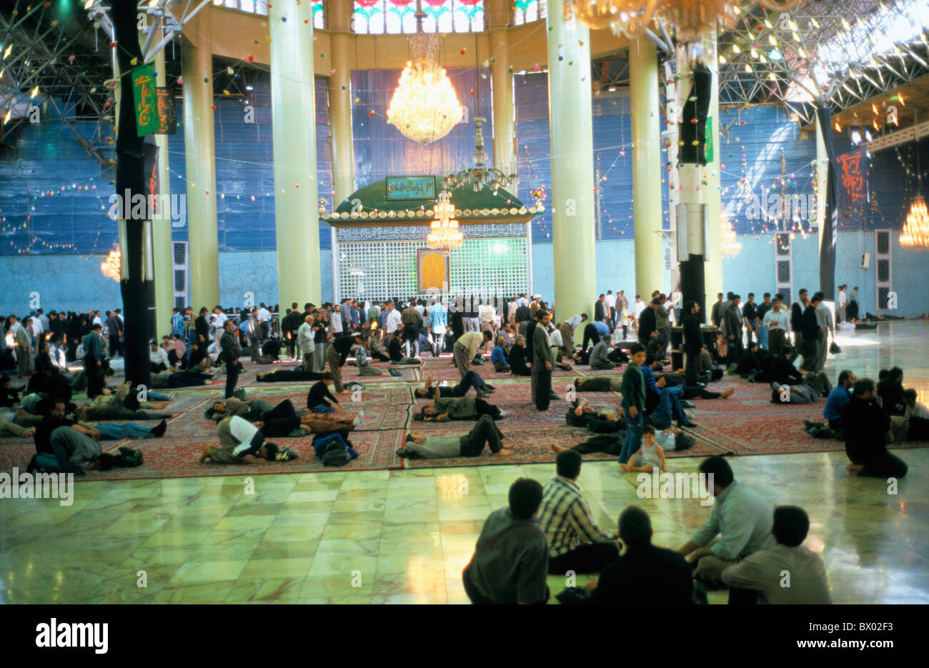 L ayatollah Khomeini vista interna iran medio oriente persone mausoleo Teheran religione Foto Stock