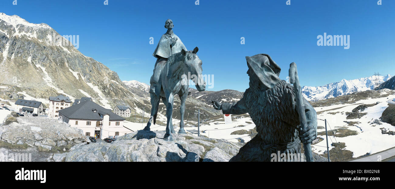 Alpine montagne delle Alpi scultura in bronzo di San Gottardo Svizzera Europa Gotthardpass panorama pass neve Switze Foto Stock