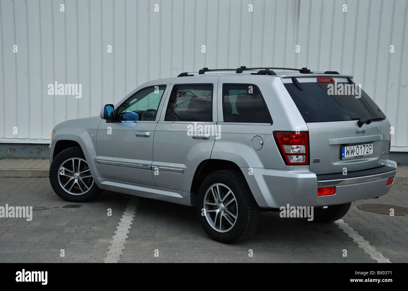 Jeep Grand Cherokee 3.0 Crd - Il Mio 2005 (Wk) - Argento Metallizzato - Noi Popolari Grandi Off-Road 4X4 Veicolo - Città Foto Stock - Alamy