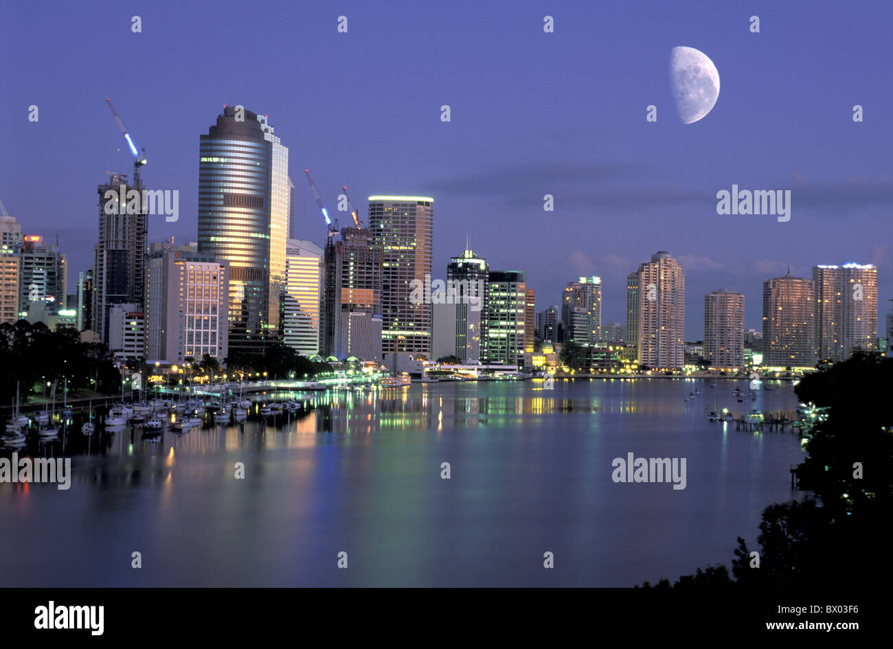 Australia Brisbane Fiume Brisbane Queensland vista fiume dalla terrazza sul fiume skyline night Moon Foto Stock
