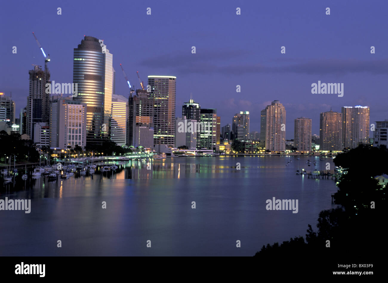 Australia Brisbane Fiume Brisbane Queensland vista fiume dalla terrazza sul fiume skyline night Moon Foto Stock