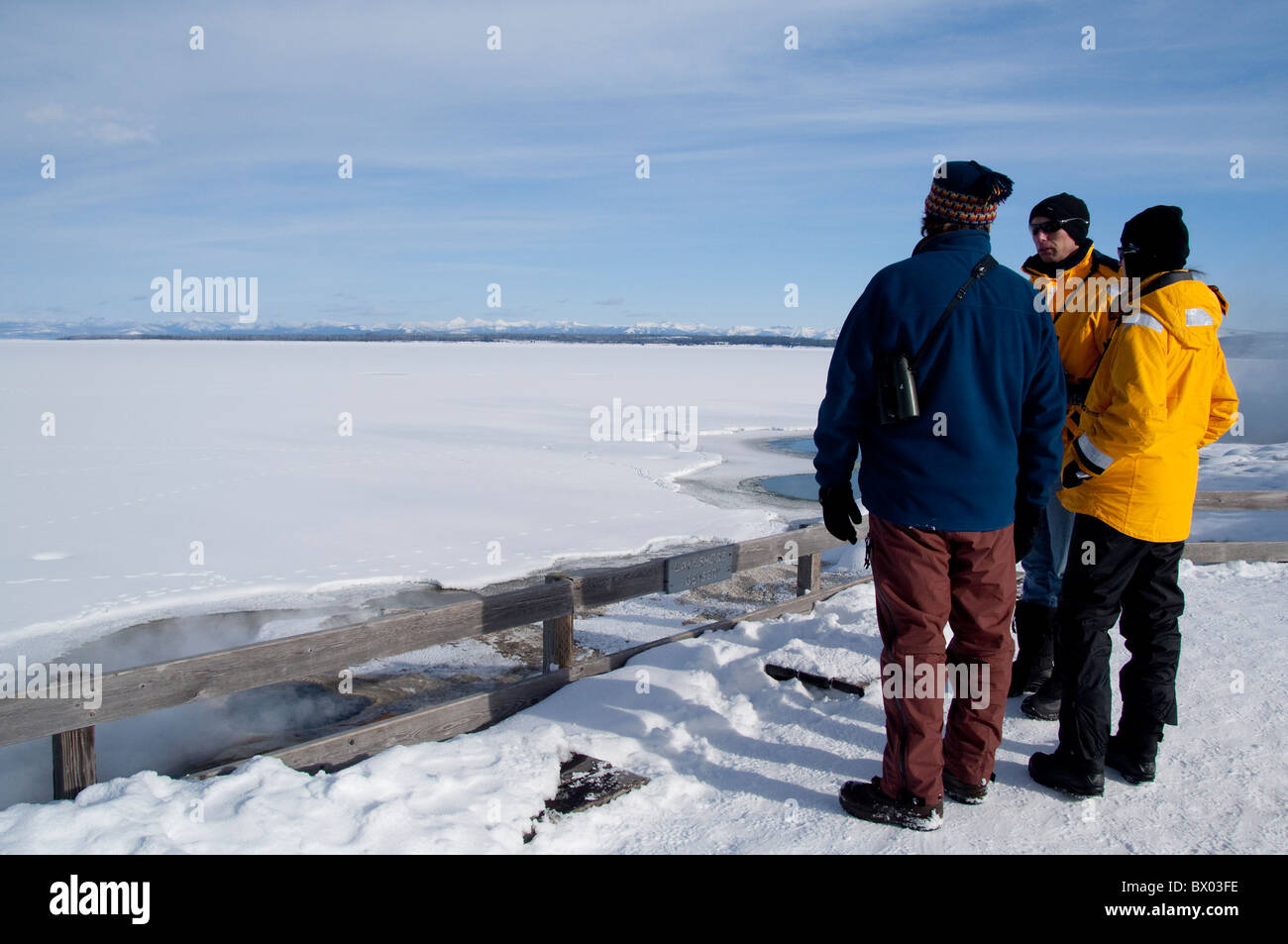 Stati Uniti d'America, Wyoming. Parco Nazionale di Yellowstone, West Thumb Geyser Basin Trail. I turisti su park boardwalk. Modello di rilascio. Foto Stock