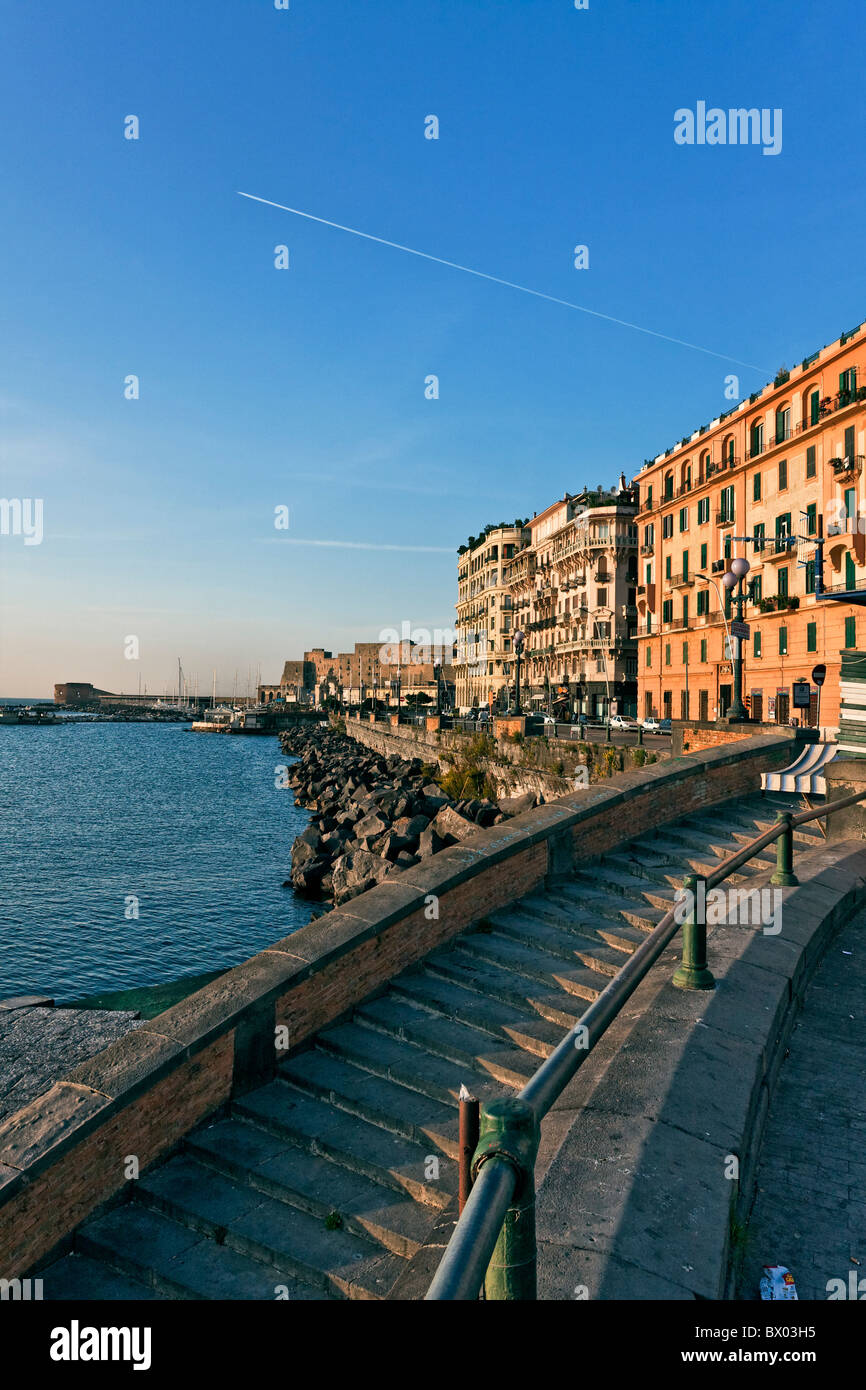 Promeneade di Mergellina con il castello dellOvo sullo sfondo, Napoli, Campania, Italia, Europa Foto Stock