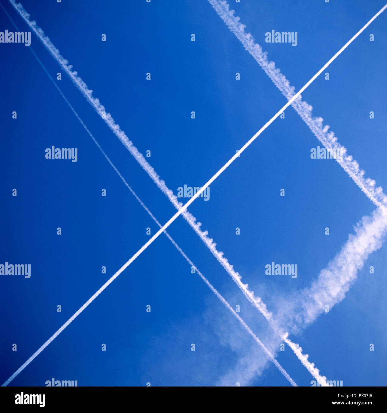 Trasversalmente le scie di condensazione del traffico aereo simbolo nuvole meteo Foto Stock
