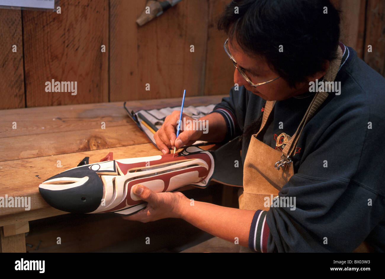 Arte artista della Columbia britannica in Canada America del nord America del trunk indiani uomo unite oggetto dipinto di vernice Foto Stock
