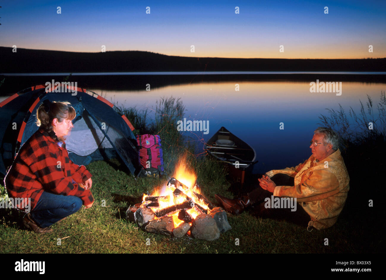 Di notte la British Columbia fuochi Camping Canada America del Nord America canoa Chilcotin Paese Clearwater Foto Stock