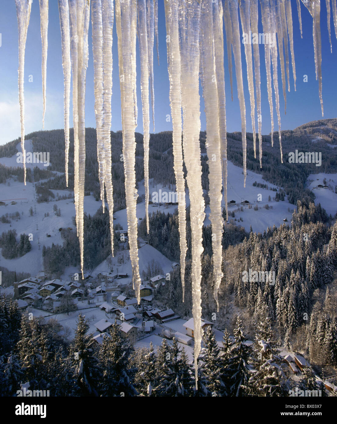 Alpine montagne delle Alpi village ghiacciolo glitter argento di neve vista valle inverno Foto Stock