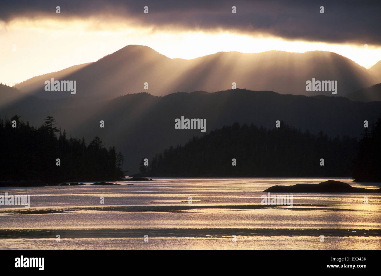 Le travi della Columbia britannica in Canada America del Nord America costa nuvole Houston Stewart canale regina delle montagne di Foto Stock
