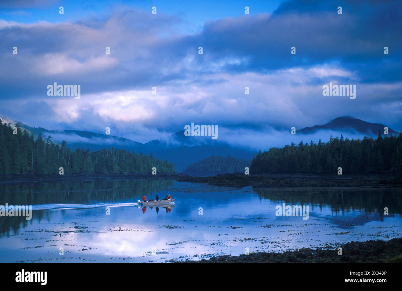 Avventure in barca della Columbia britannica in Canada America del Nord America nuvole costa barca motore Houston Stewart Chan Foto Stock