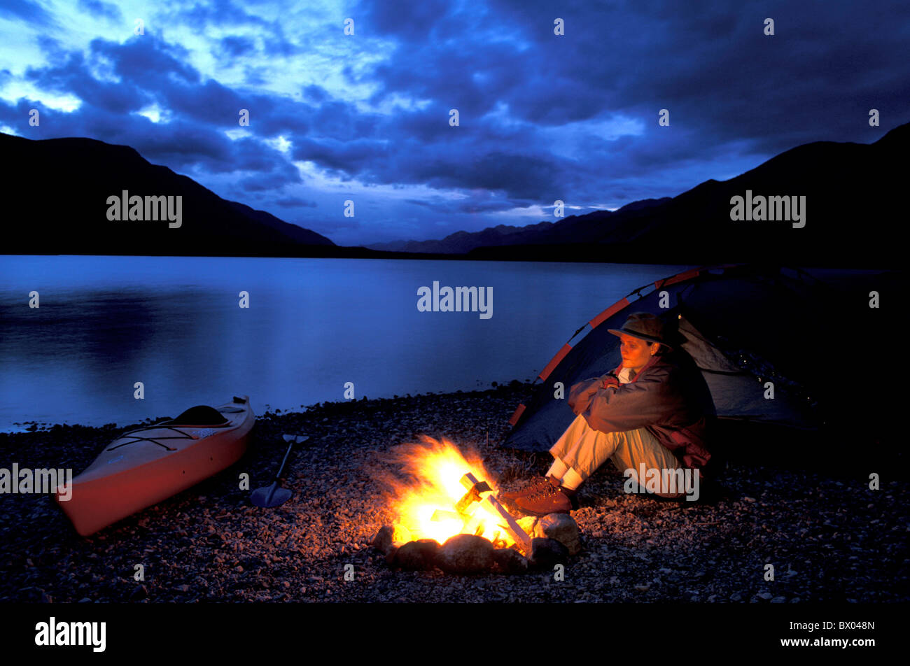 Avventura di notte British Columbia campfire Camping Canada America del Nord America canoa fire camino hi Foto Stock