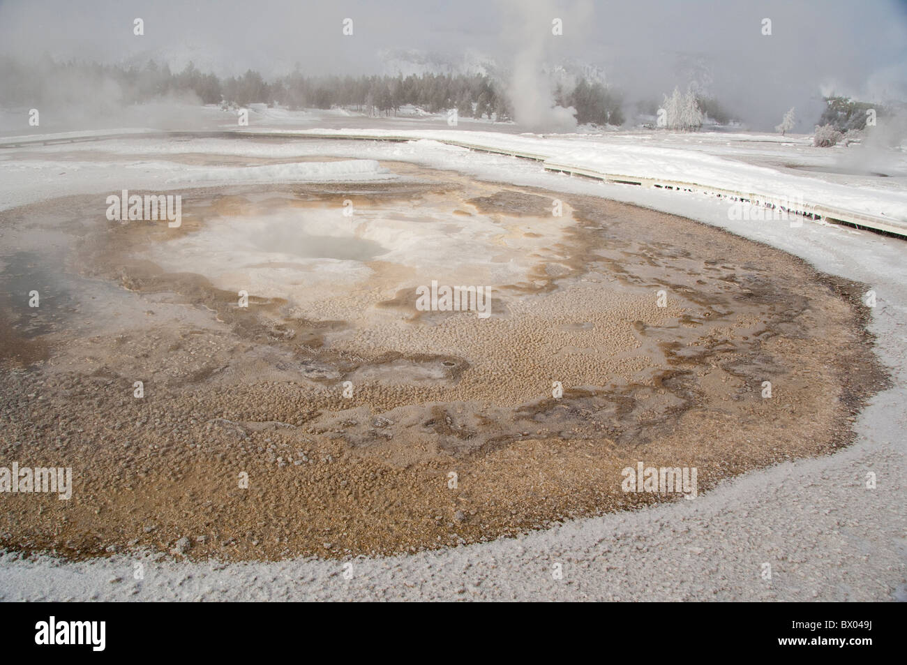 Stati Uniti d'America, Wyoming. Parco Nazionale di Yellowstone. Upper Geyser Basin, vecchie fedeli trail. Funzione termica accanto al lungomare, primavera calda. Foto Stock