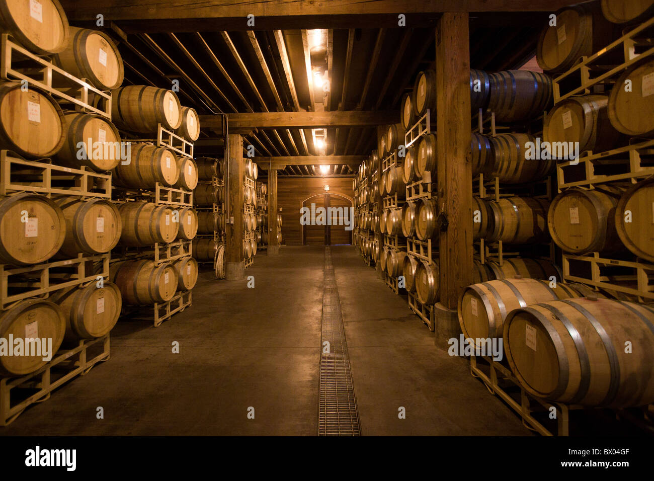 Botti da vino impilati all'interno di un Sonoma County, California cantina. Foto Stock